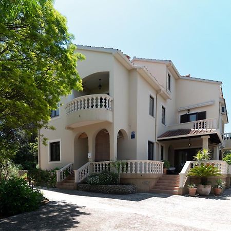 Apartments Rozelyn Углян Экстерьер фото