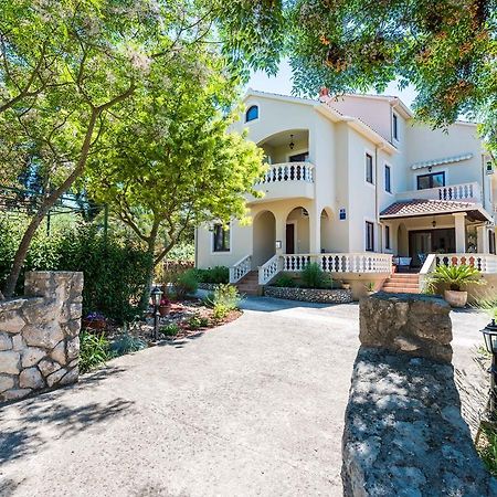 Apartments Rozelyn Углян Экстерьер фото