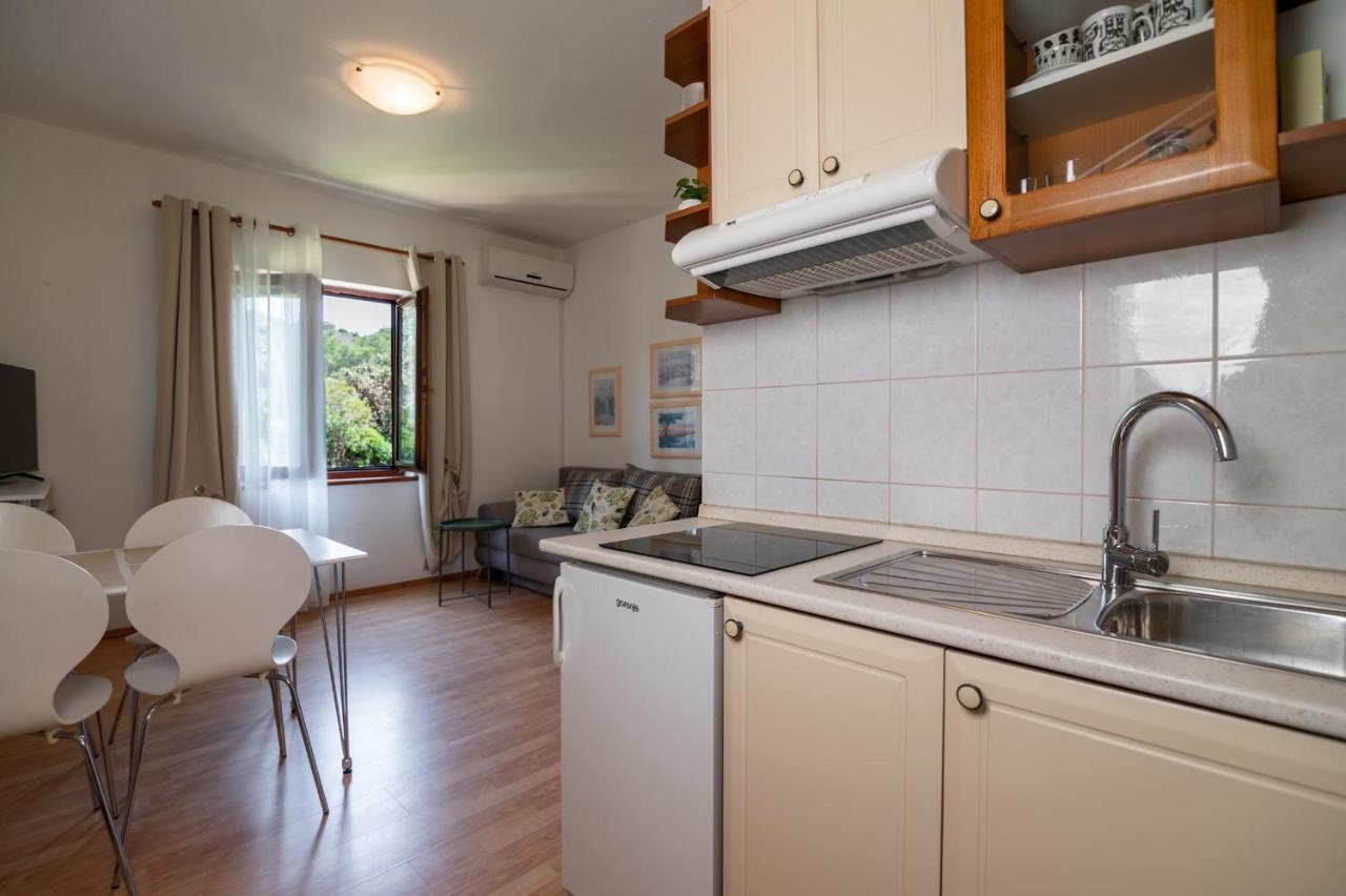 Apartments Rozelyn Углян Экстерьер фото