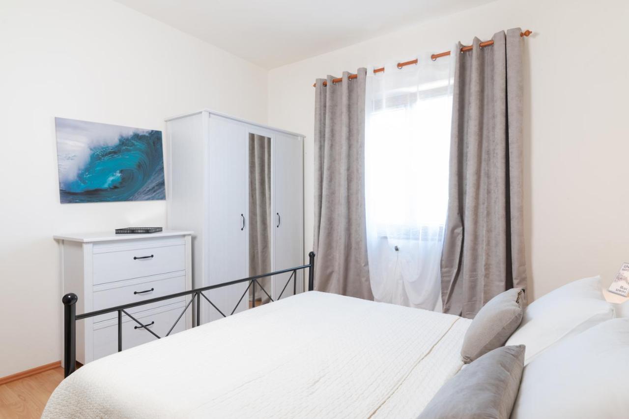 Apartments Rozelyn Углян Экстерьер фото