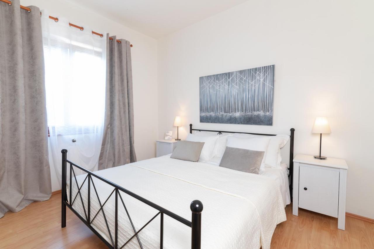 Apartments Rozelyn Углян Экстерьер фото