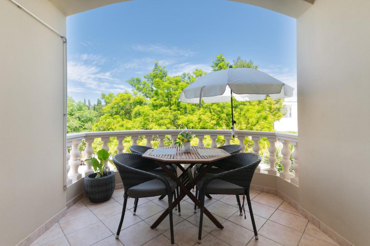 Apartments Rozelyn Углян Экстерьер фото