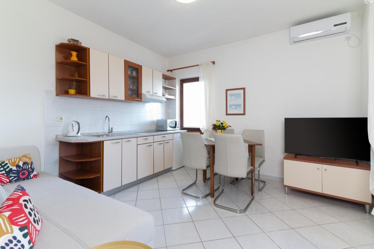 Apartments Rozelyn Углян Экстерьер фото