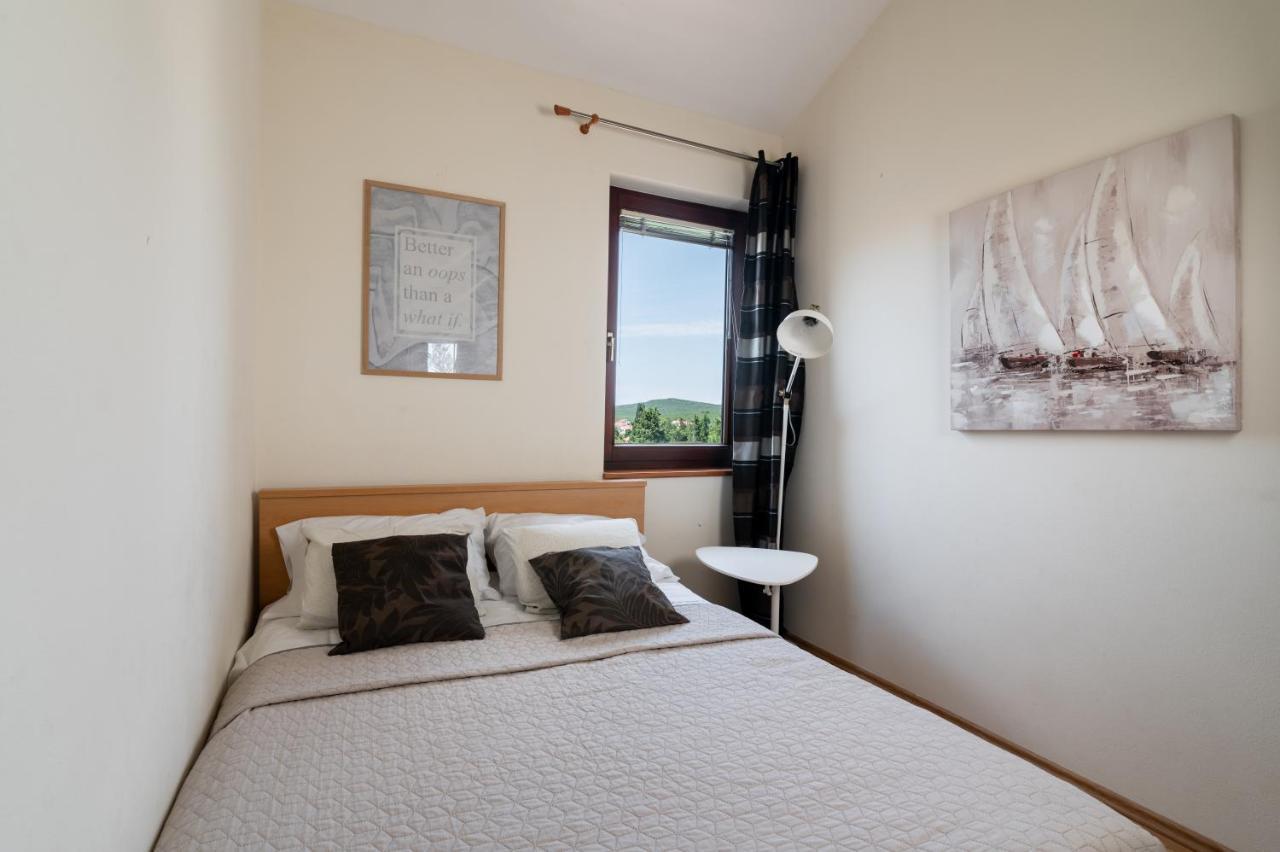Apartments Rozelyn Углян Экстерьер фото