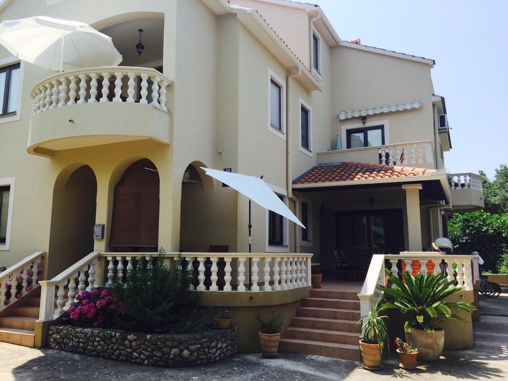 Apartments Rozelyn Углян Экстерьер фото