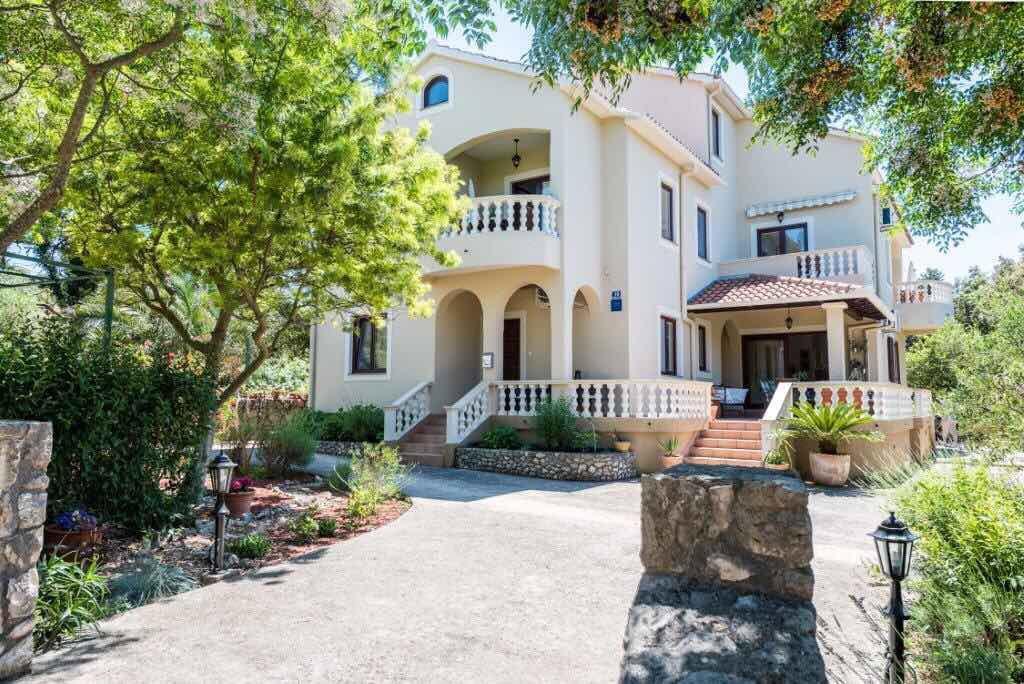 Apartments Rozelyn Углян Экстерьер фото
