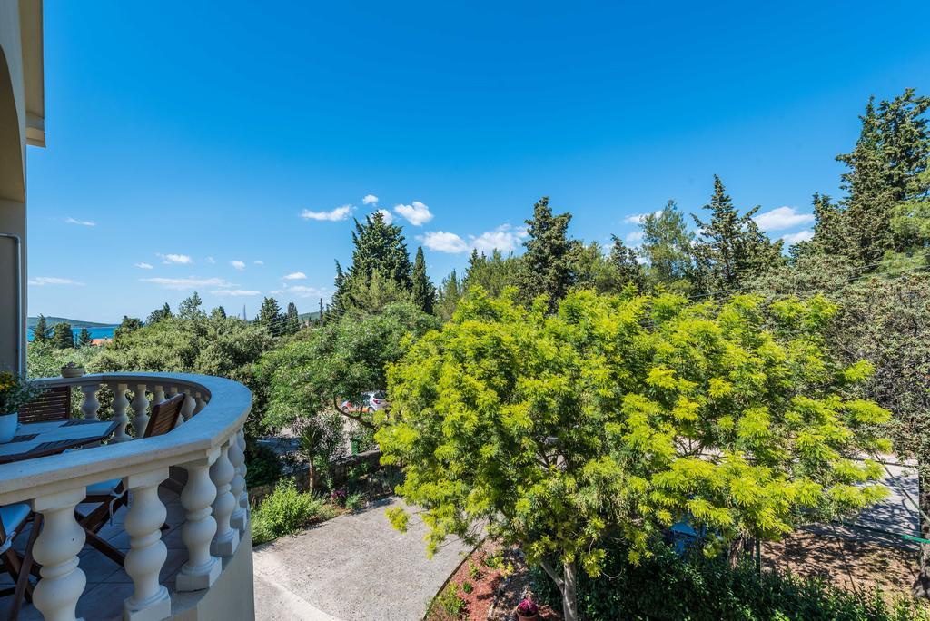 Apartments Rozelyn Углян Экстерьер фото