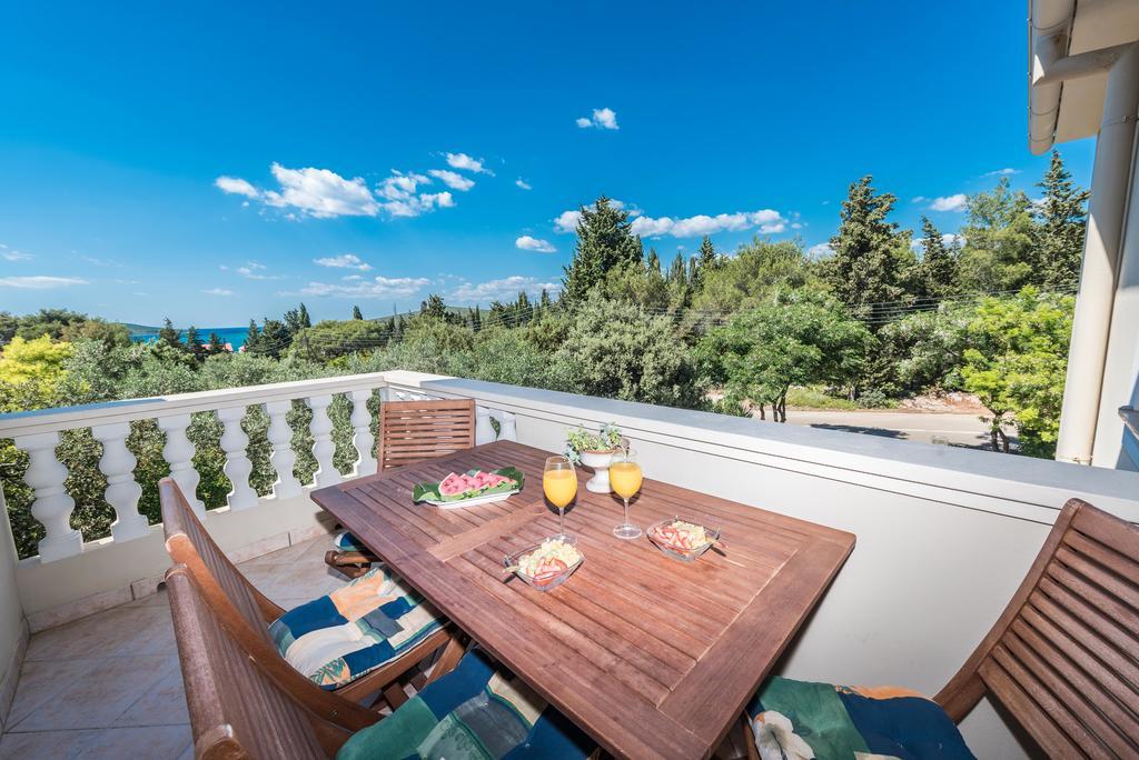 Apartments Rozelyn Углян Экстерьер фото